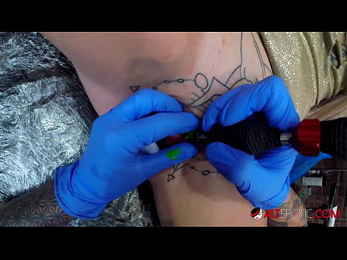 ❤️ An hottie thar a bheith tattooed Sully Savage fuair tattoo ar a clitoris ️❌ Porn ardchaighdeáin linn ☑